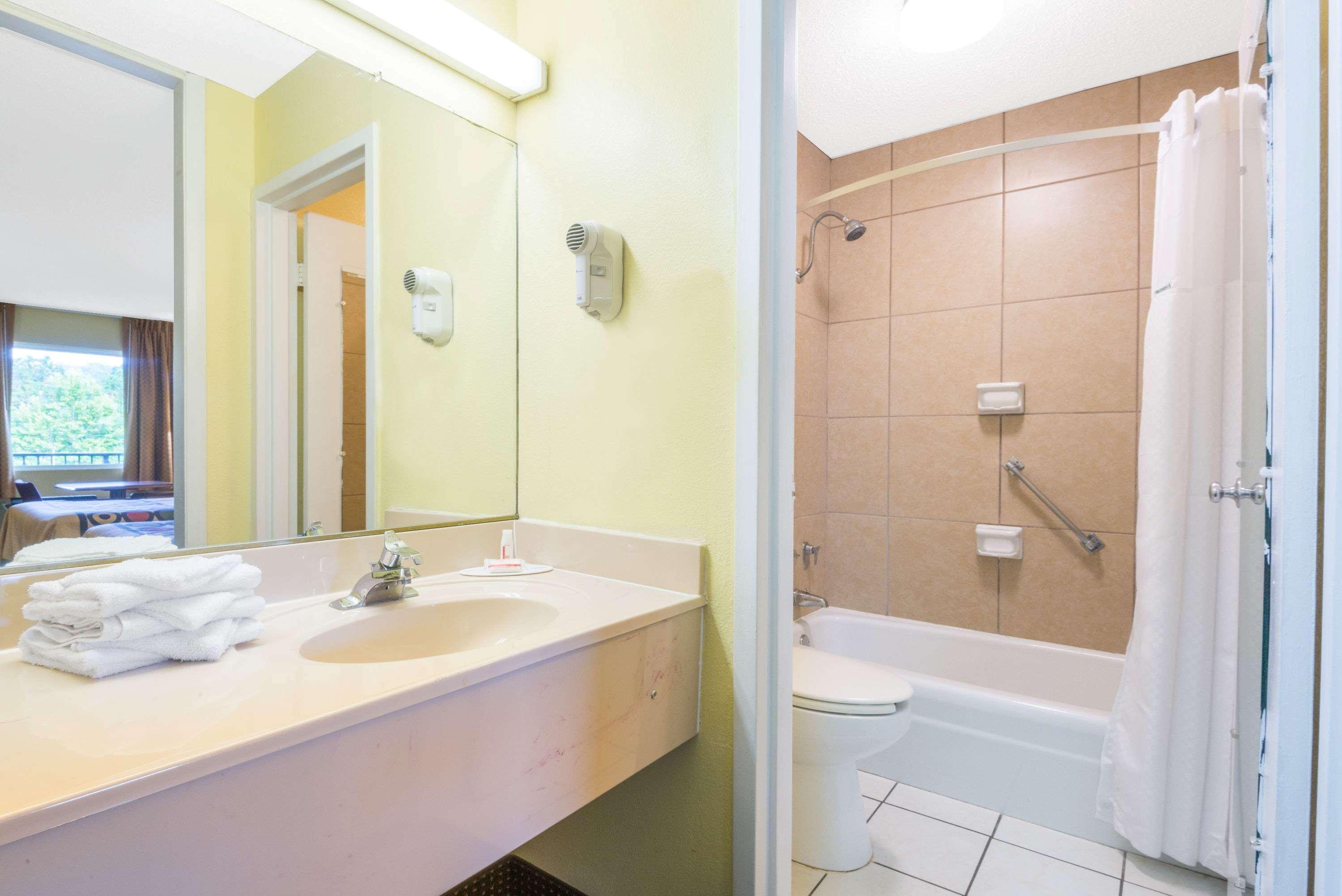Super 8 By Wyndham Williamsburg Motel Bagian luar foto