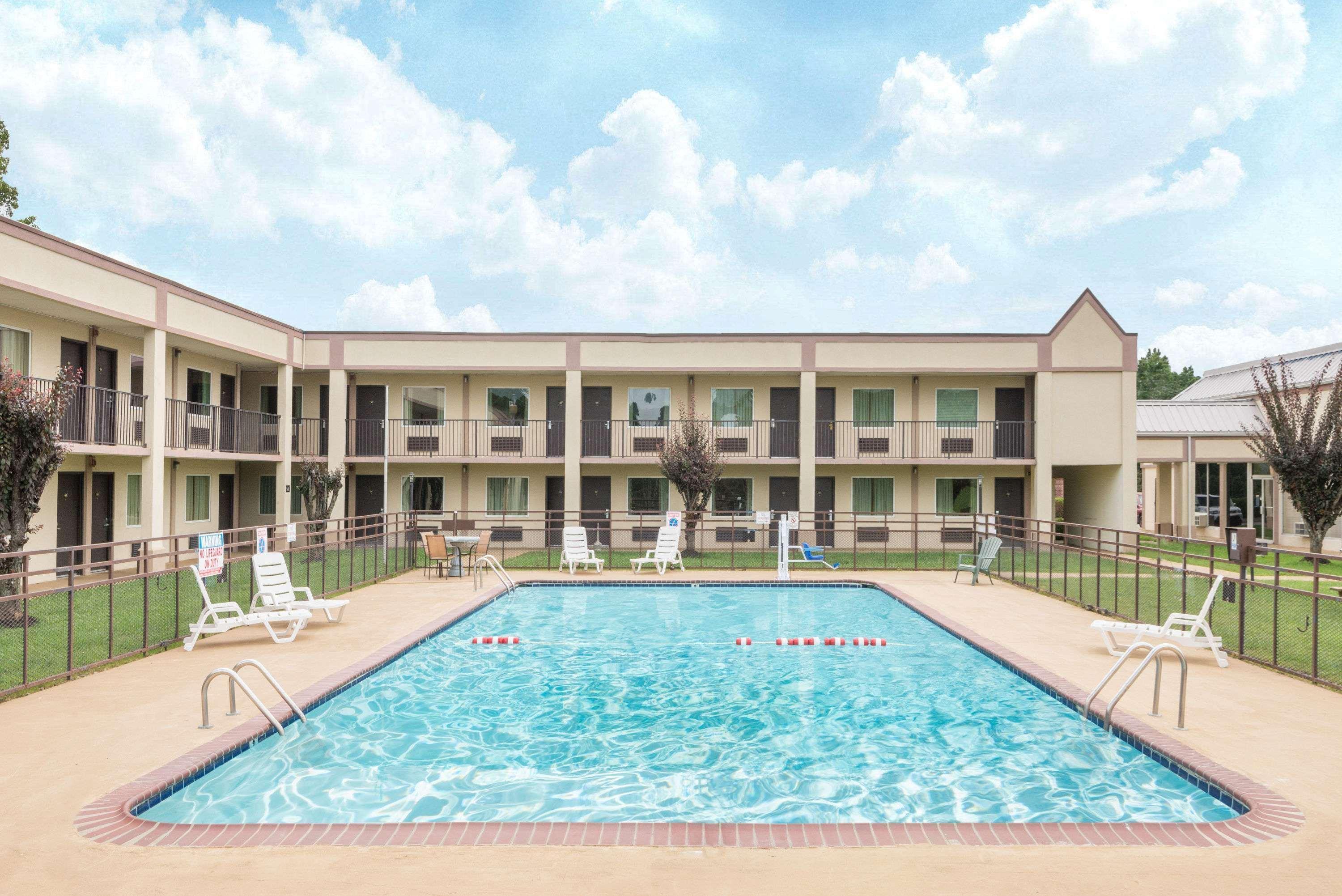 Super 8 By Wyndham Williamsburg Motel Bagian luar foto